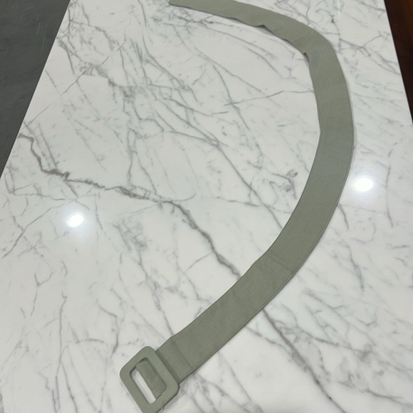 NWOT Magaschoni linen/cotton blend trousers with belt. - Picture 7 of 14